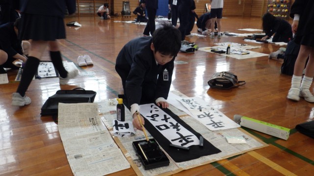 集中して丁寧に書く５年生