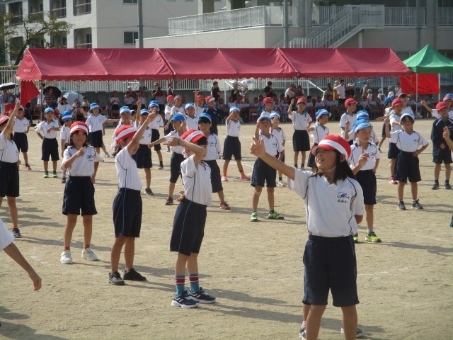 低学年団体演技「みんないいね！それもいいね！」