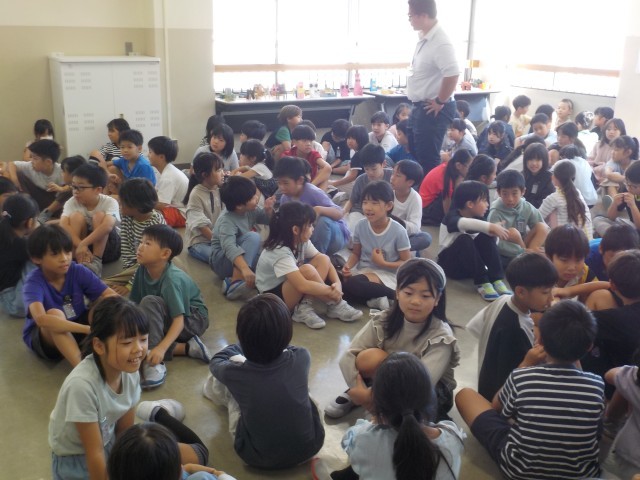 周りの友達と少人数で話し合っています。