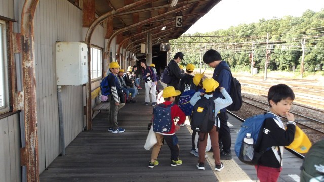 駅で電車を待っている様子