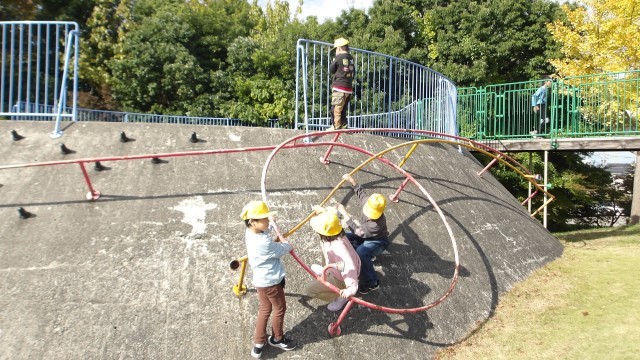 公園で遊んでいる様子