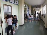 上級生の授業風景を見ている様子