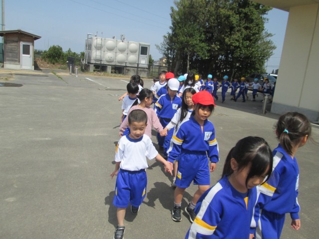 ２年生と一緒にグラウンドへ