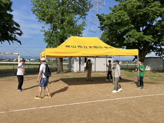 朝、テント設営手伝い