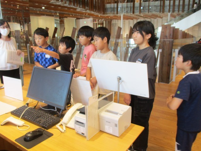 富山市立図書館本館児童書コーナーの説明
