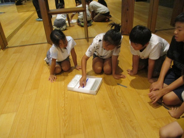 ガラスを実際に触ってみる