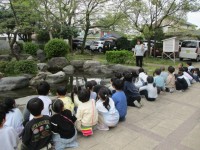 池の危険なことを聞く様子