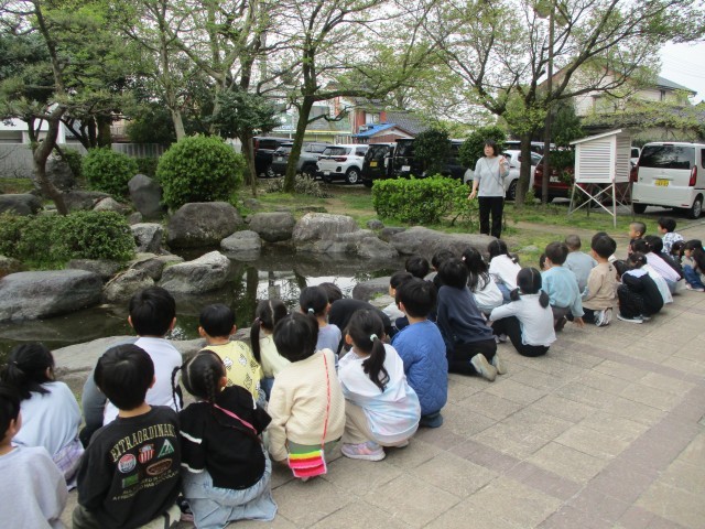 池の危険なことを聞く様子