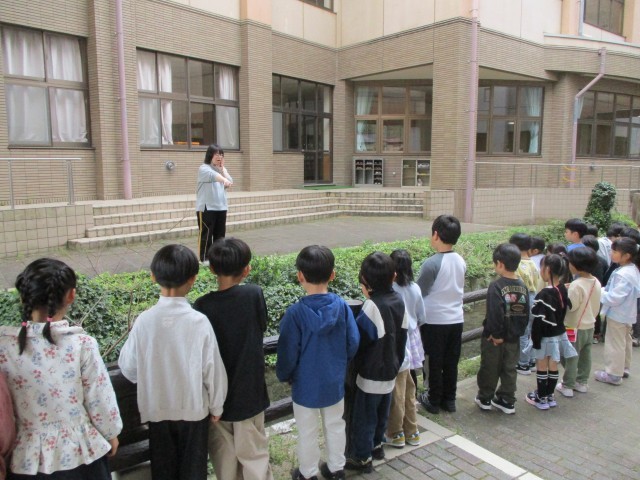 用水の危険なことを聞く様子