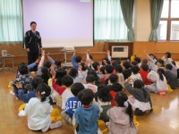 警察の話を聞く様子