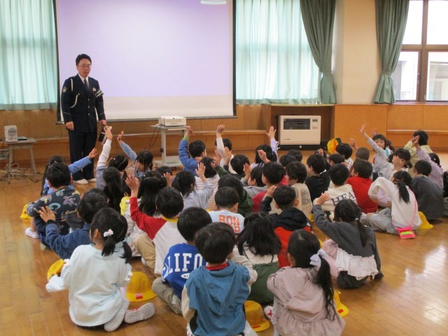 警察の話を聞く様子