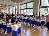 顔にハンカチをあてる様子