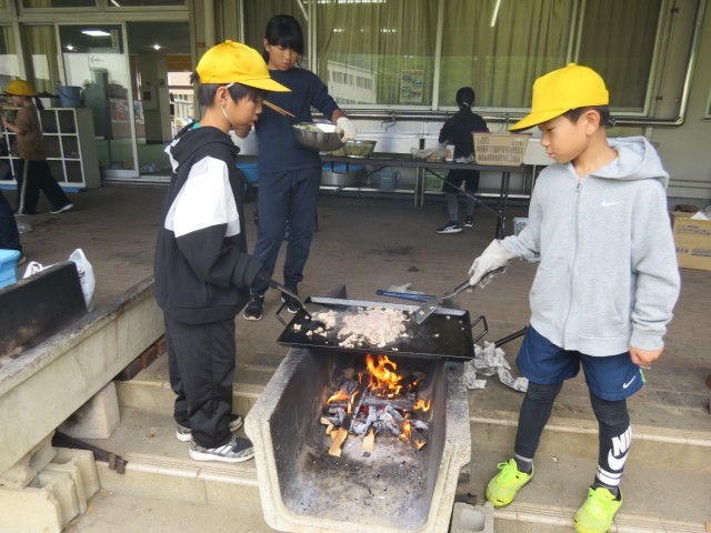 鉄板に具材を投入