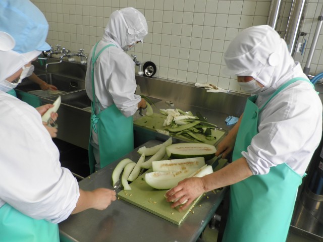 冬瓜を切っている様子