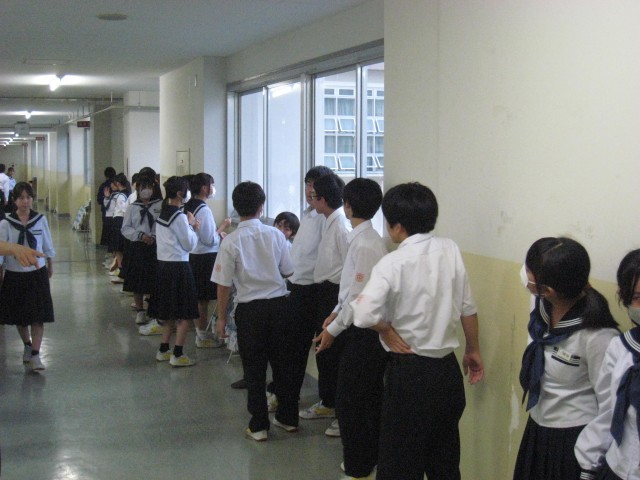 １－４　廊下を使って、体育館での並び順を確認しています。