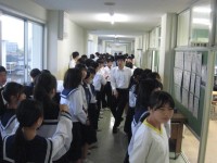 １－５　廊下を使って、合唱隊形に並んでみます。