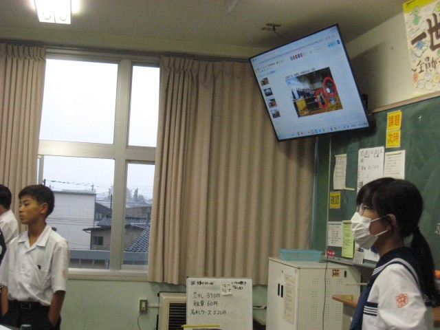 １－６　昨年度の写真を見て、ステージ上の並び方をイメージしています。を