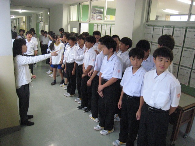 １－８　隣がだれかを確認して並んでいます。