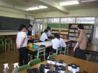 決定した２学年目標を模造紙で作成中。