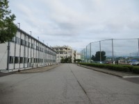 校舎敷地西側　正門からお入りください。