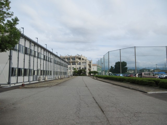 校舎敷地西側　正門からお入りください。