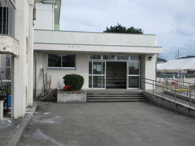 体育館入口からお入りください。