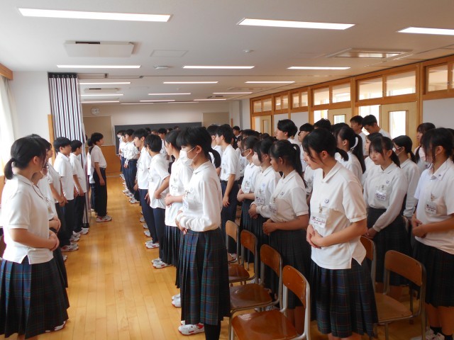 接客７大用語の特訓の様子