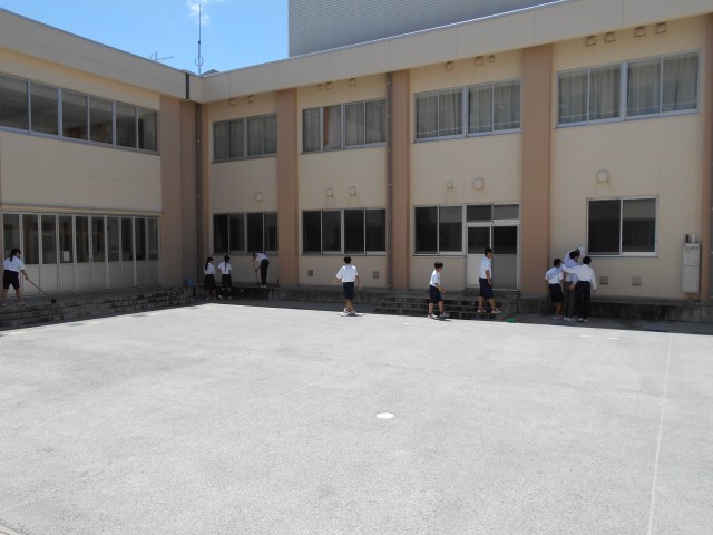 中庭の清掃