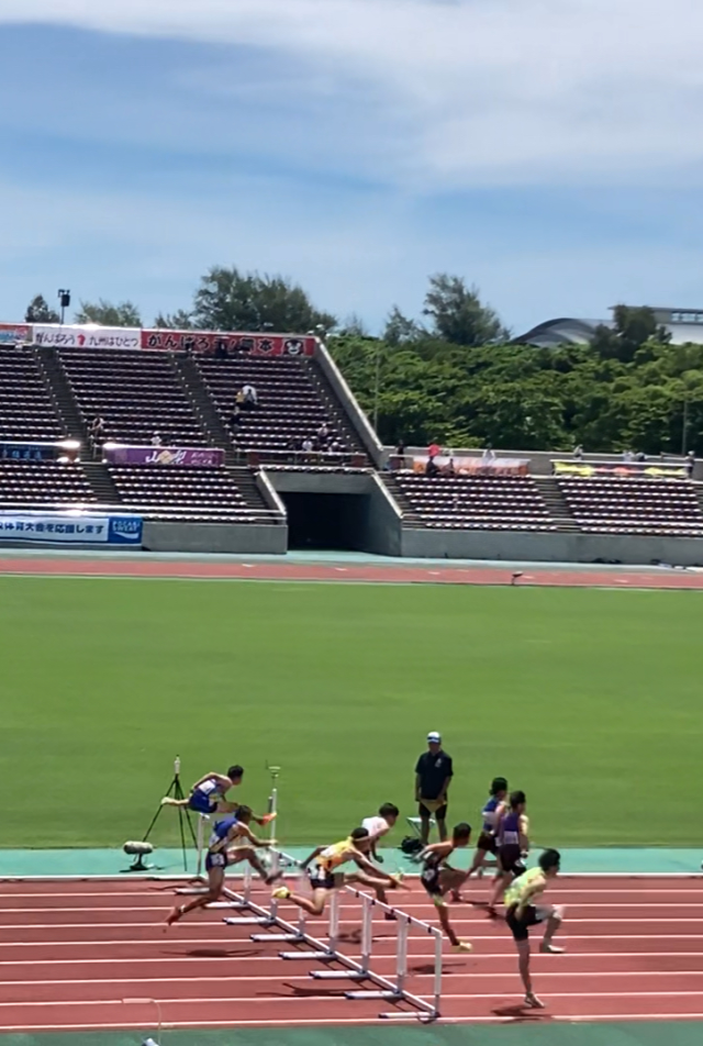 ７台目のハードルを跳んでいます。