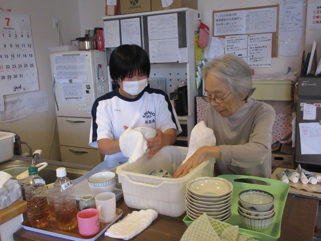 利用者さんと一緒に皿洗いをしています。