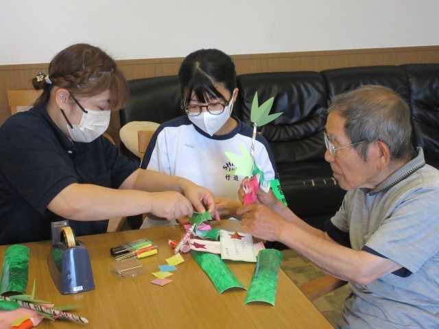 利用者さんと一緒に七夕飾りを作っています。