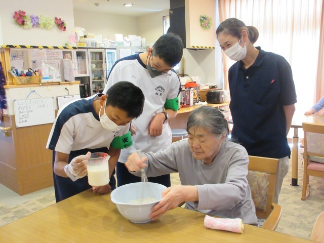 利用者さんと一緒におやつを作っています。