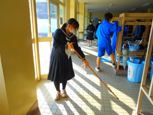 ほうき掃除を自ら進んでしていました。