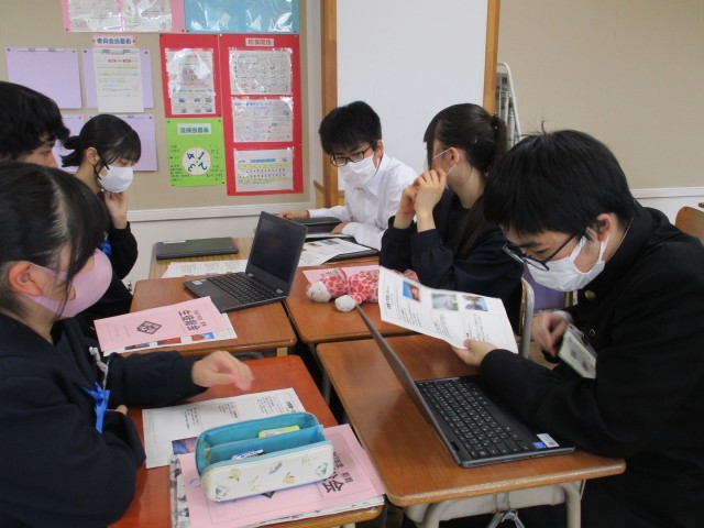 班内でレポート発表をしています