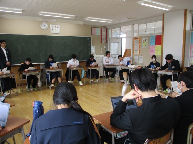 円になりレポートを回して読んでいます