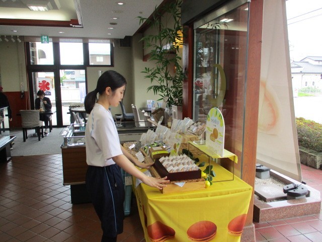 中尾清月堂　商品を陳列しています。