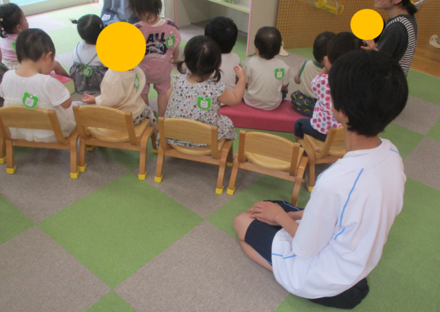 １歳児の部屋では楽しいお歌でリズムをとっています。