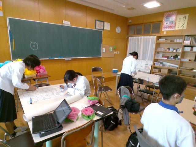 掲示物作成中の様子