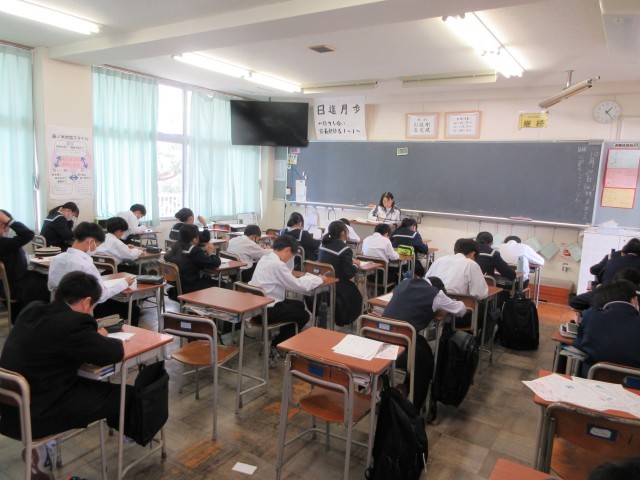 １組数学：真剣にテストに取り組んでいます。