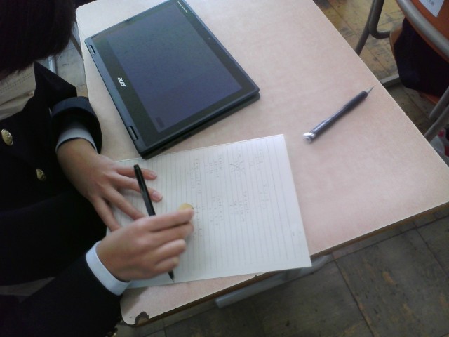 黙々とテストに集中しています。