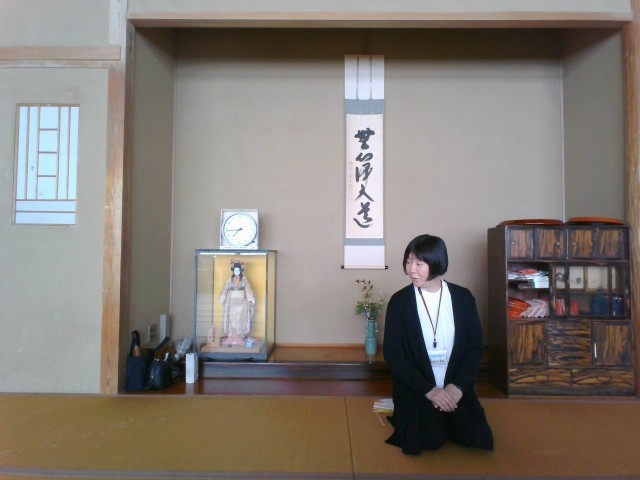 写真１/３: 床の間とお客様の様子