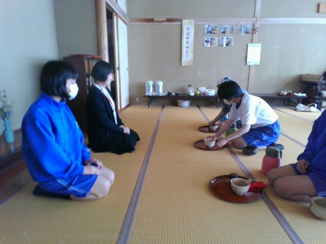 写真２/３: お盆手前の様子