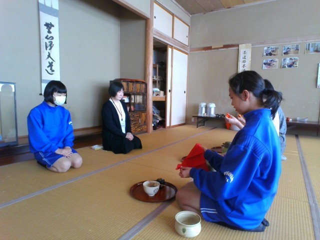 写真３/３: 袱紗捌き練習