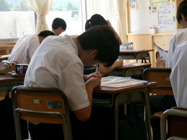 荷物のタグに名前を書く