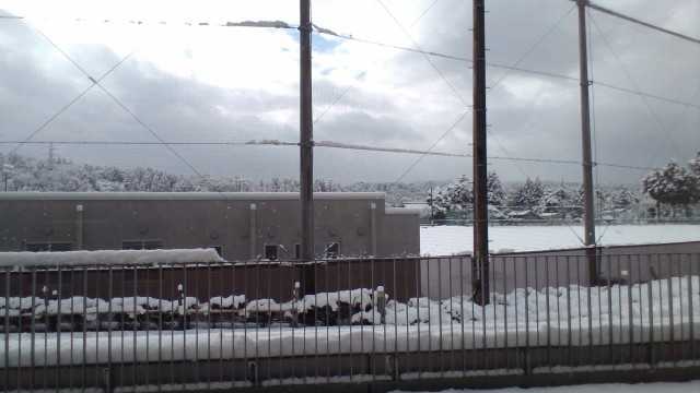 教室の外の雪雲