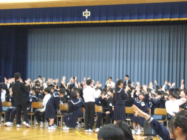 挙手をしている賛成の数を数えます