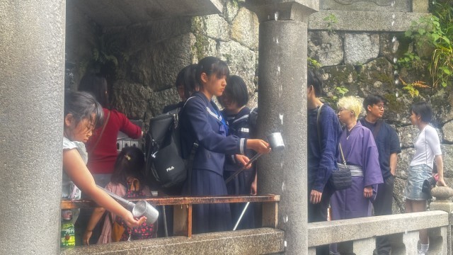 音羽の滝で水を飲みました