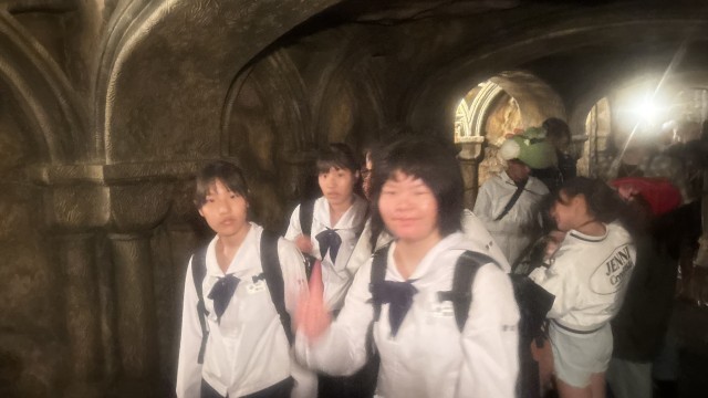 ハリーポッターのアトラクション待ちです