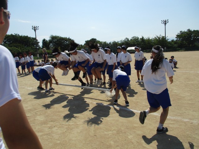 団員の足元をくぐらせます