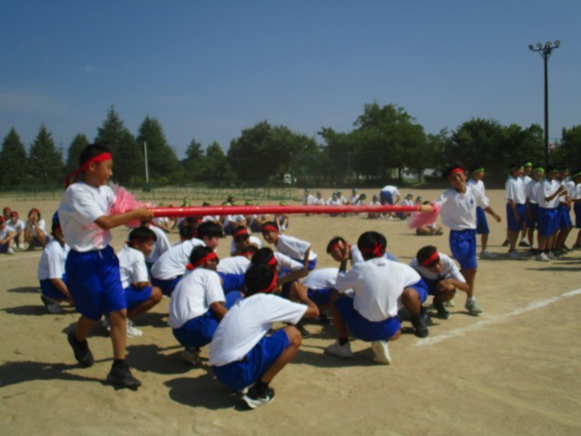 足元をくくらせた後、頭上を通します